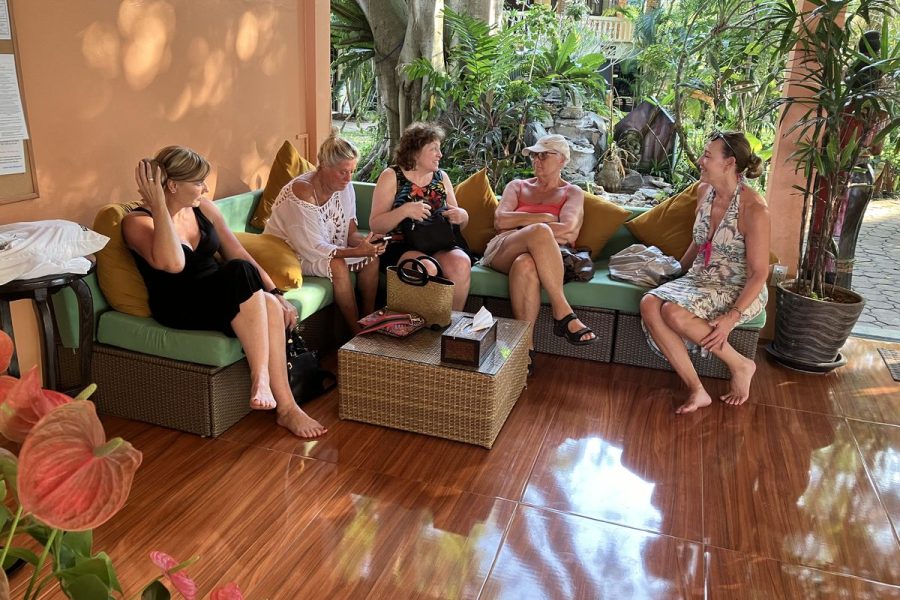 6._guest_women_chatting_on_couch_day
